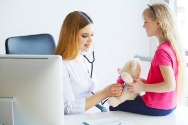 Göze çarpan genç çocuk doktoru seviyorum işini yapıyor