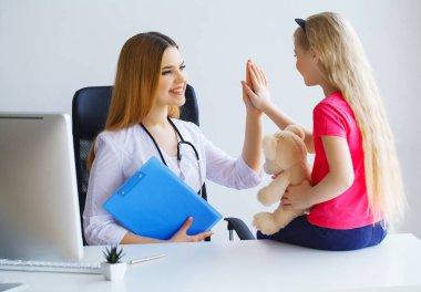 Göze çarpan genç çocuk doktoru seviyorum işini yapıyor