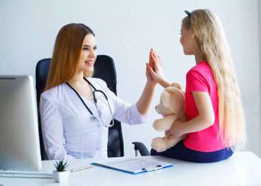 Göze çarpan genç çocuk doktoru seviyorum işini yapıyor