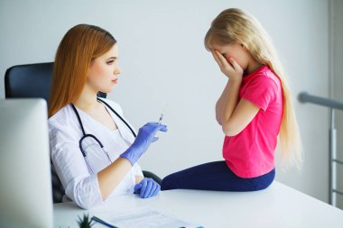 Doktor enjeksiyon aşı kol küçük kız çocuk, sağlıklı ve sağlık kavramı