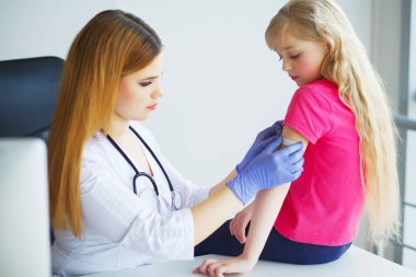 Doktor enjeksiyon aşı kol küçük kız çocuk, sağlıklı ve sağlık kavramı