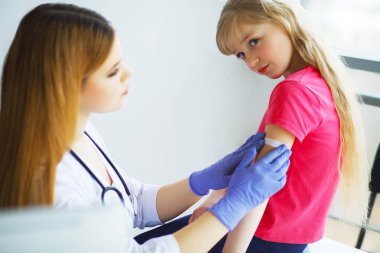 Doktor enjeksiyon aşı kol küçük kız çocuk, sağlıklı ve sağlık kavramı