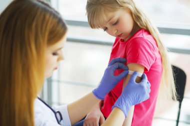 Doktor enjeksiyon aşı kol küçük kız çocuk, sağlıklı ve sağlık kavramı