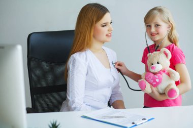 Doktor muayene muayene için küçük kız