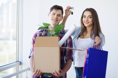Genç aile yeni bir ev kutuları açma.