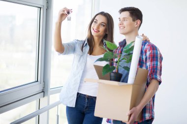 Genç aile yeni bir ev kutuları açma.