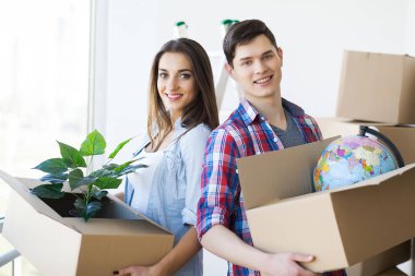 Kutuları olan mutlu çift yeni evine taşınıyor.