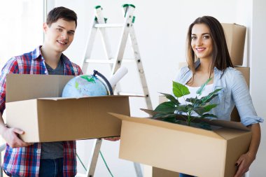 Kutuları olan mutlu çift yeni evine taşınıyor.