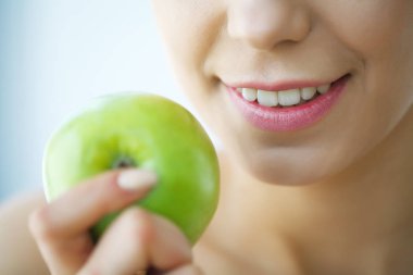 Kadın yeme elma. Güzel kız beyaz dişleriyle Apple ısırma. Yüksek çözünürlüklü görüntü