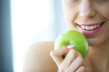 Kadın yeme elma. Güzel kız beyaz dişleriyle Apple ısırma. Yüksek çözünürlüklü görüntü