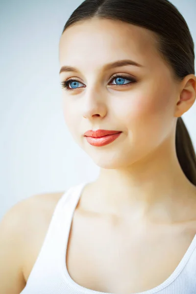 美丽和关怀 一个美丽的蓝眼睛和纯皮肤的年轻女孩的肖像 皮肤清新 外观健康 面部护理 高分辨率 — 图库照片