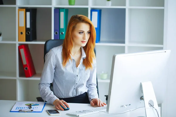 Business Portrait Serious Woman Business Woman Red Hair Sits Desk — Stock Photo, Image