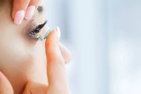 Gezondheid Schoonheid Mooi Jong Meisje Met Groene Ogen Houdt Contactlenzen — Stockfoto