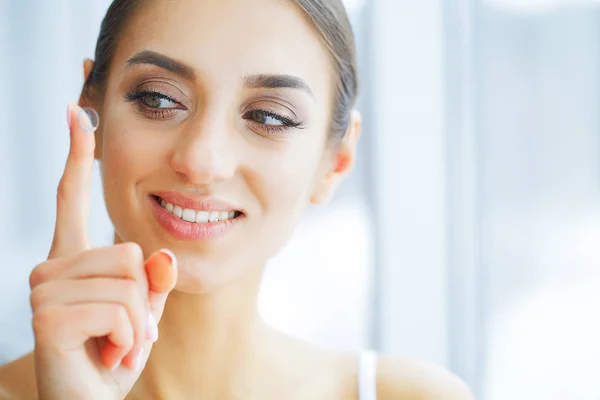 Salud Mujer Feliz Con Lentes Contacto Dedo Cuidado Los Ojos — Foto de Stock