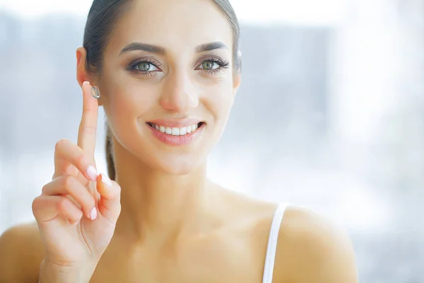 Gesundheit Glückliche Frau Mit Kontaktlinsen Finger Augenpflege Gute Sicht Mädchen — Stockfoto