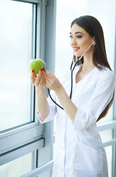 Sağlık Sağlıklı Beslenme Doktor Diyetisyen Tutan Eller Taze Yeşil Elma — Stok fotoğraf