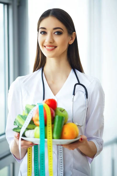 Egészségügyi Étrend Egészséges Táplálkozás Portréja Egy Dietetikus Orvos Friss Gyümölcsök — Stock Fotó