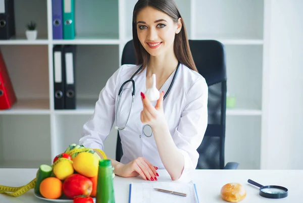 Salud Dieta Saludable Nutrición Retrato Del Médico Dietista Con Frutas —  Fotos de Stock