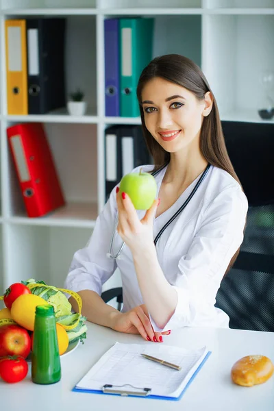 Salud Dieta Saludable Doctor Dietista Sosteniendo Las Manos Manzana Verde —  Fotos de Stock