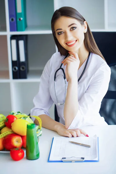 Salud Dieta Saludable Nutrición Retrato Del Médico Dietista Con Frutas —  Fotos de Stock