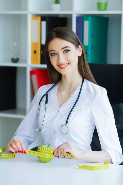 Salud Dieta Nutrición Saludable Doctor Dietista Sosteniendo Manos Manzana Verde —  Fotos de Stock