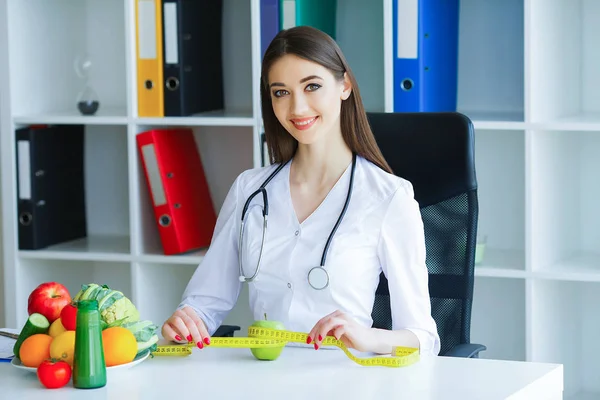 Salud Dieta Nutrición Saludable Doctor Dietista Sosteniendo Manos Manzana Verde —  Fotos de Stock