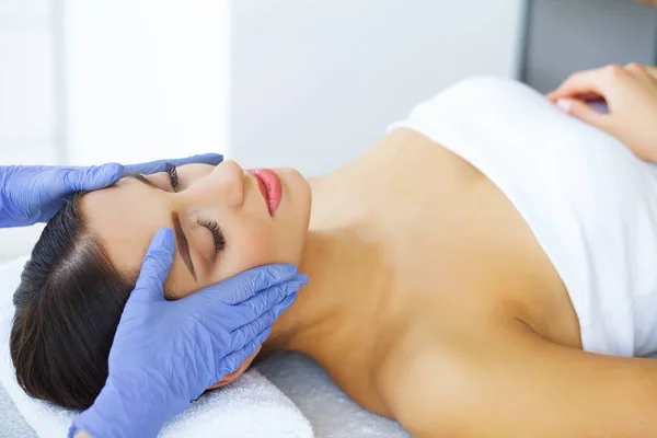 Bellezza Cura Bella Ragazza Nel Salone Bellezza Cosmetologo Massaggi Viso — Foto Stock