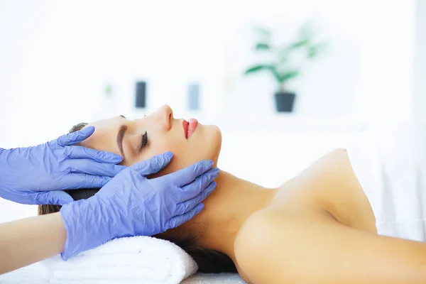 Bellezza Cura Bella Ragazza Nel Salone Bellezza Cosmetologo Massaggi Viso — Foto Stock