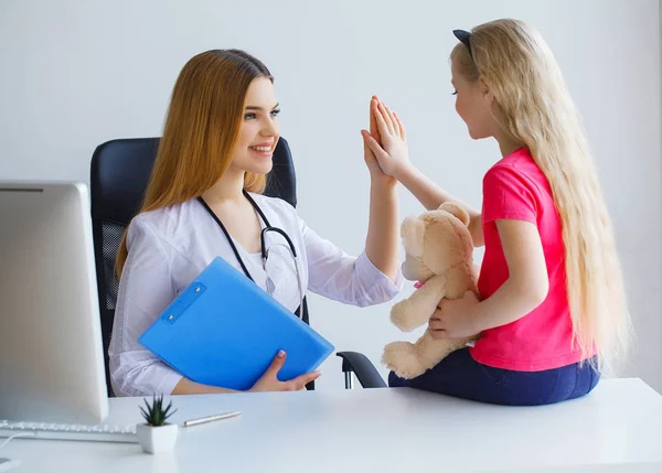 Jovem Pediatra Proeminente Ama Fazer Seu Trabalho — Fotografia de Stock
