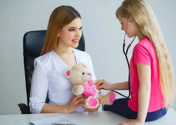 Prominente Jonge Kinderarts Liefde Doet Haar Werk — Stockfoto