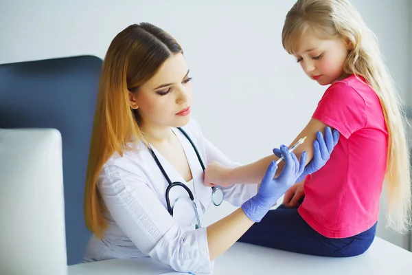 医師注射接種で腕を小さな子供の女の子 健康と医療の概念 — ストック写真