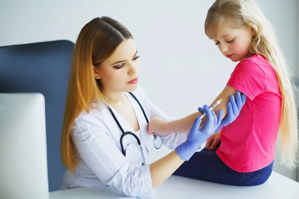 Läkaren Injicerar Vaccination Arm Lite Barn Flicka Friska Och Medicinska — Stockfoto