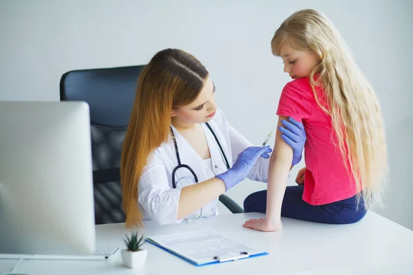 Läkaren Injicerar Vaccination Arm Lite Barn Flicka Friska Och Medicinska — Stockfoto