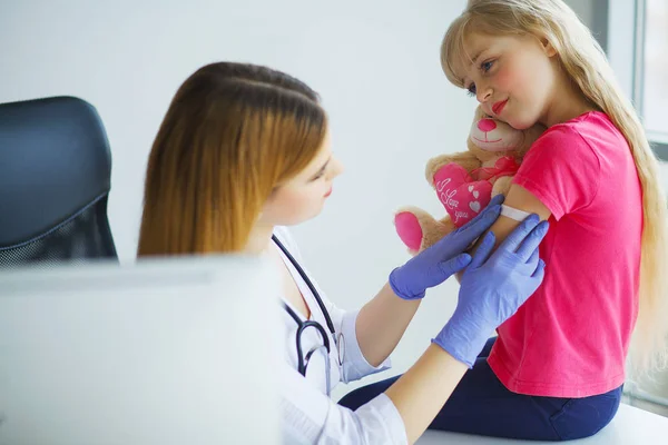 Läkaren Injicerar Vaccination Arm Lite Barn Flicka Friska Och Medicinska — Stockfoto