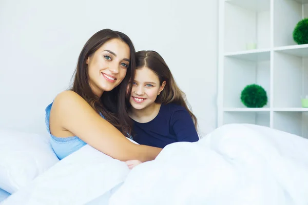 Mulher Menina Deitada Cama Sorrindo — Fotografia de Stock