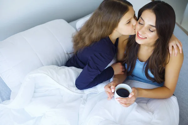 Glad Mamma Och Hennes Barn Liggande Säng — Stockfoto