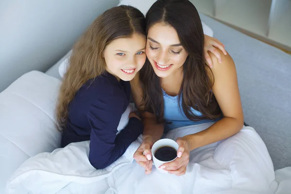Glückliche Mutter Und Tochter Liegen Bett — Stockfoto