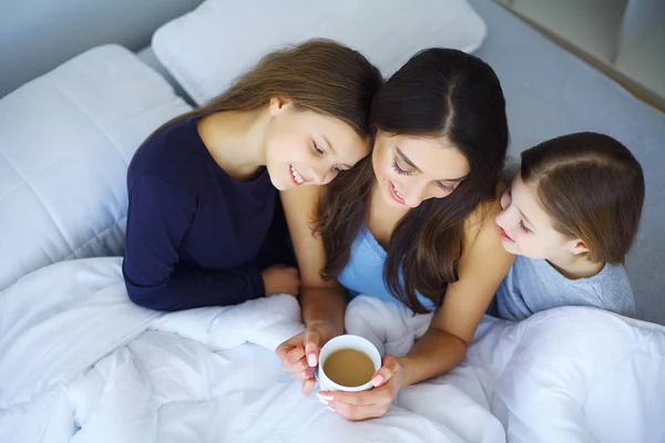 Glückliche Mutter Und Ihre Kinder Auf Einem Bett Liegend — Stockfoto