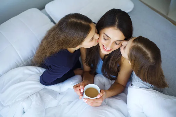 Feliz Madre Sus Hijos Acostados Una Cama — Foto de Stock