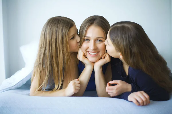 Des Enfants Riants Jouant Avec Leur Mère Allongée Sur Lit — Photo