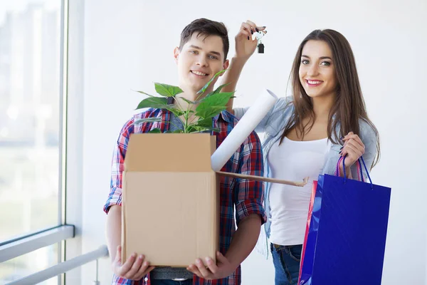Genç aile yeni bir ev kutuları açma.