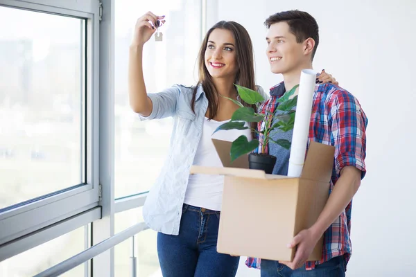 Portret Van Jong Stel Verhuizen Nieuw Huis — Stockfoto