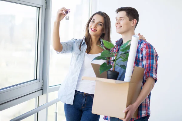 Genç aile yeni bir ev kutuları açma.