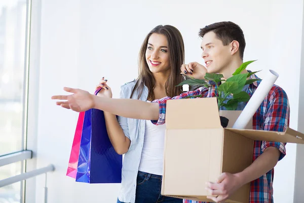 Satın alma gayrimenkul mutlu genç Çift
