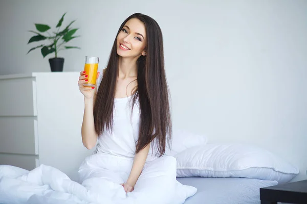 Portret Vrij Sexy Meisje Bed Moderne Appartement Ochtend Met Mango — Stockfoto