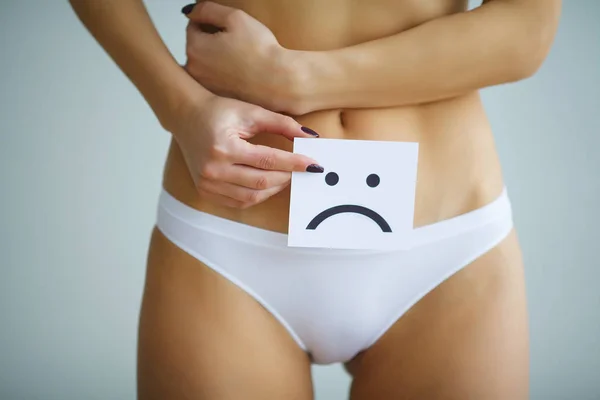 Salud Mujer Cuerpo Femenino Sosteniendo Triste Tarjeta Sonriente Cerca Del — Foto de Stock