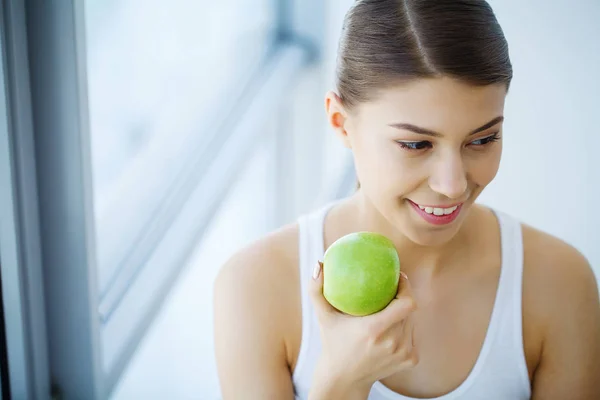 Mujer Comiendo Manzana Hermosa Chica Con Dientes Blancos Mordiendo Manzana —  Fotos de Stock