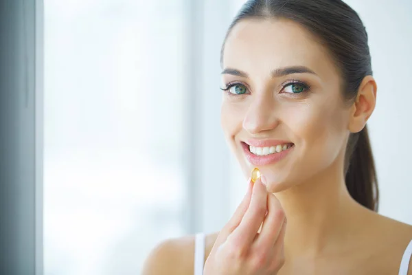 Hermosa Mujer Tomando Píldora Medicina Vitaminas Suplementos — Foto de Stock