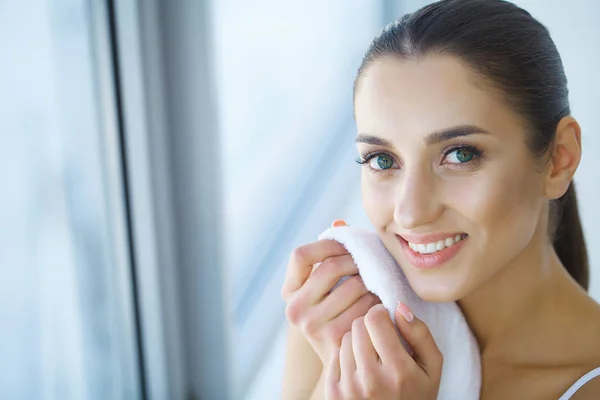 Lavagem Facial Pele Secagem Feliz Mulher Com Toalha — Fotografia de Stock