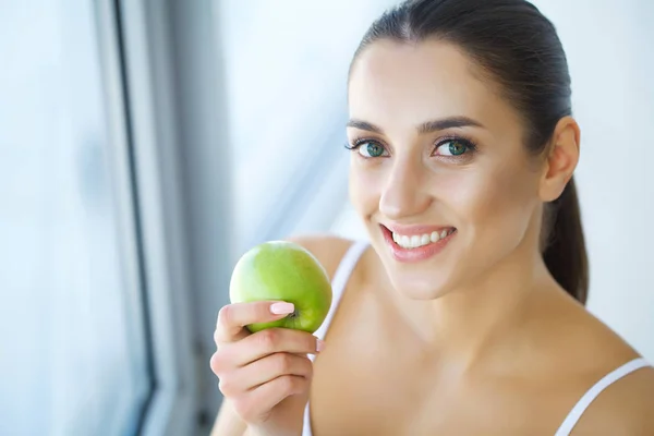 Woman Eating Apple Beautiful Girl White Teeth Biting Apple High — Stock Photo, Image